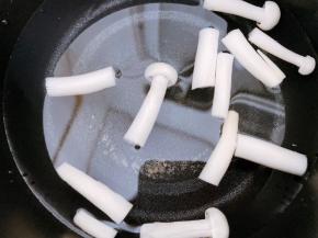 锅里加入清水把海鲜菇焯熟捞出沥干水备用