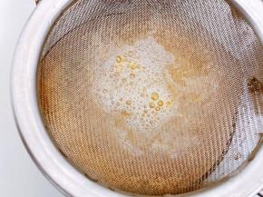 把海鲜菇摆入盘里，再把蛋液过筛到盘里