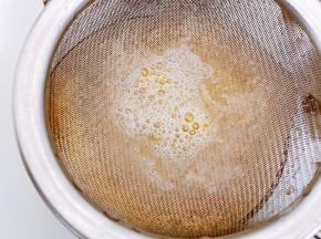 把海鲜菇摆入盘里，再把蛋液过筛到盘里