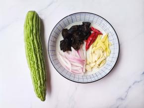 准备好所有食材。洋葱切丝，姜蒜切碎。