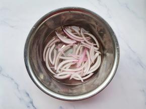 洋葱盐水浸泡搓洗。