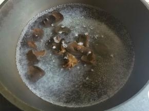 锅中水开，黑木耳煮熟捞出过凉，