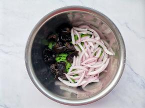 放入苦瓜，加入少许食用油和盐，焯水1分钟捞出过凉，和洋葱木耳一起放入大盆中，