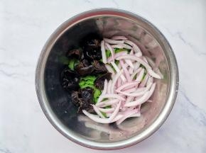 放入苦瓜，加入少许食用油和盐，焯水1分钟捞出过凉，和洋葱木耳一起放入大盆中，