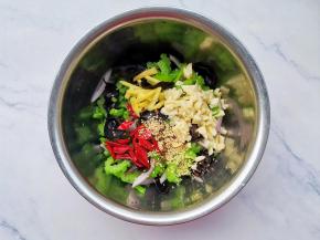 放入蒜末、姜、小米椒、熟芝麻，淋上半碗热油，