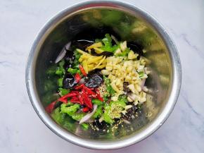 加入3勺生抽、2勺米醋、半勺白糖，半勺盐、滴几滴香油，