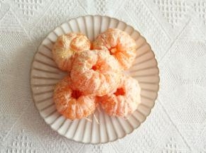 橘子去壳，1-2只用破壁机榨汁。