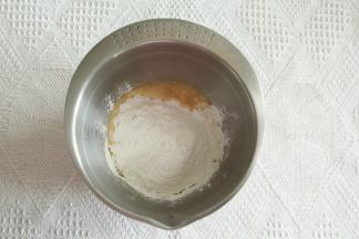 取110克橘子汁+糯米粉+玉米淀粉+细砂糖放入盆中。