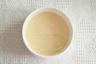 过筛入碗里，盖上保鲜膜，扎孔。