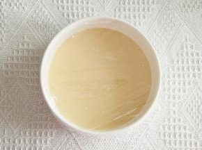 过筛入碗里，盖上保鲜膜，扎孔。