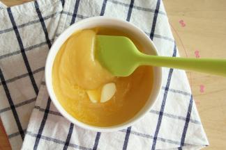 水开后上锅蒸熟，大概25分钟。蒸好趁热放黄油揉匀。