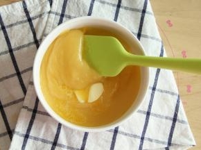 水开后上锅蒸熟，大概25分钟。蒸好趁热放黄油揉匀。