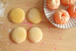 揉透的皮能扯开不会马上断裂，分4份，撒上熟糯米粉防粘。