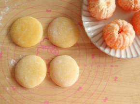 揉透的皮能扯开不会马上断裂，分4份，撒上熟糯米粉防粘。