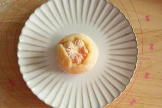 擀开或者用手压薄，放上一整颗橘子。