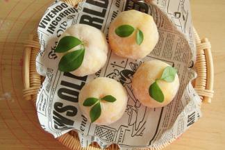 收口朝上，捏紧，拍上熟粉防黏，放上带柄的叶片装饰就搞定啦！