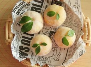 收口朝上，捏紧，拍上熟粉防黏，放上带柄的叶片装饰就搞定啦！