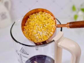 小米与放淘洗干净，加入破壁机中。