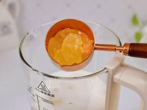 加入冰糖。（冰糖的量可以根据个人口味增减）