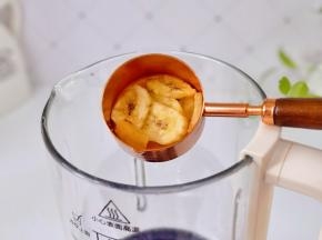 香蕉片放入破壁机中。（用香蕉也可以哈，我是就地取材用了香蕉片）