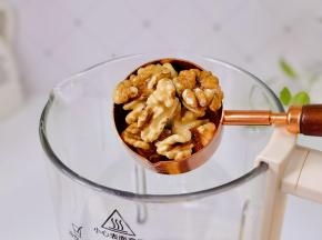 加入核桃仁。（建议用熟的，这样更香）