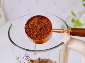 加入可可粉。（可多可少，根据个人口味来即可）