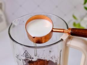 加入牛奶。