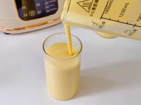 倒入杯中，冷喝热喝都可以。
