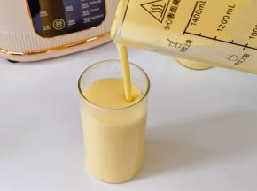 倒入杯中，冷喝热喝都可以。