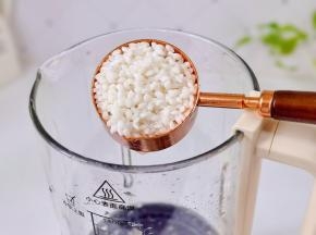 大米淘净倒入破壁机中。