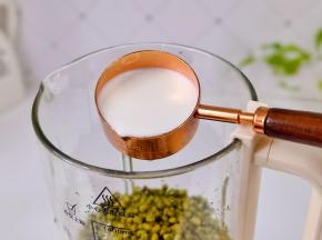 加入纯牛奶。