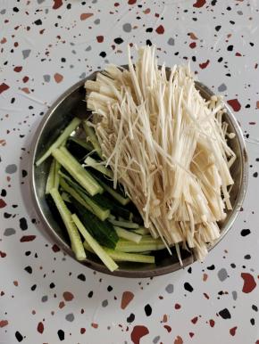 金针菇去掉尾部，清洗干净，黄瓜清洗干净，切成条状备用！