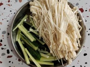 金针菇去掉尾部，清洗干净，黄瓜清洗干净，切成条状备用！