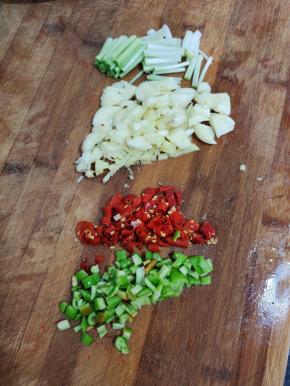 蒜瓣切成小块，生姜切成丝，葱切成段，小米辣和尖椒切成小圈备用！