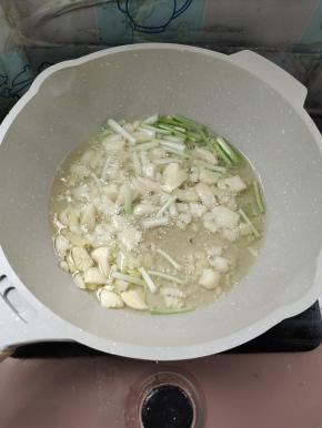 起锅烧油，放入葱段，蒜瓣，生姜爆香！