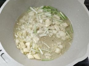 起锅烧油，放入葱段，蒜瓣，生姜爆香！