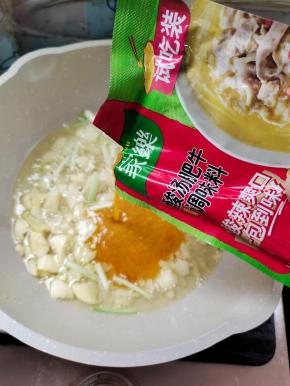 放入一袋家乐酸汤肥牛调味料！