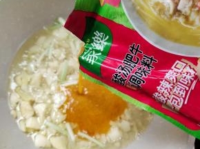 放入一袋家乐酸汤肥牛调味料！
