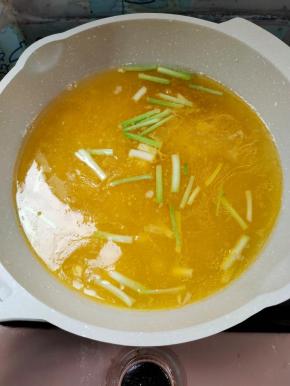 加入适量的开水，煮开！