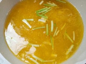 加入适量的开水，煮开！