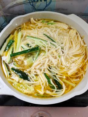 放入金针菇和黄瓜条煮熟！