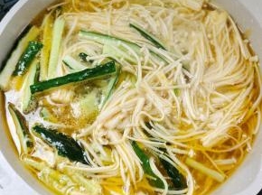 放入金针菇和黄瓜条煮熟！