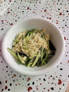 捞出控干水分放入碗中！