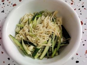 捞出控干水分放入碗中！
