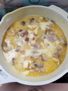 肥牛卷提前焯好水，放入锅中煮一分钟！