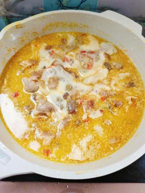 喜欢吃辣一点的放一些小米辣和尖椒圈进去！再放入一勺鸡精调味儿！