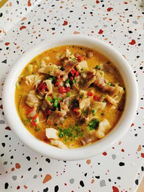 肥牛卷和汤汁一起倒入碗中。撒上适量的葱花即可食用！