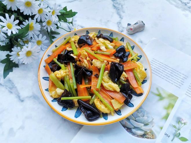 芹菜木耳炒鸡蛋～