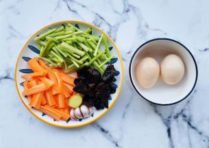 准备好所有食材。黑木耳提前泡发，芹菜切段，胡萝卜切片，