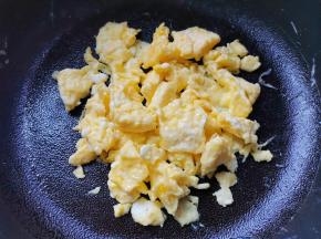 鸡蛋提前炒熟。